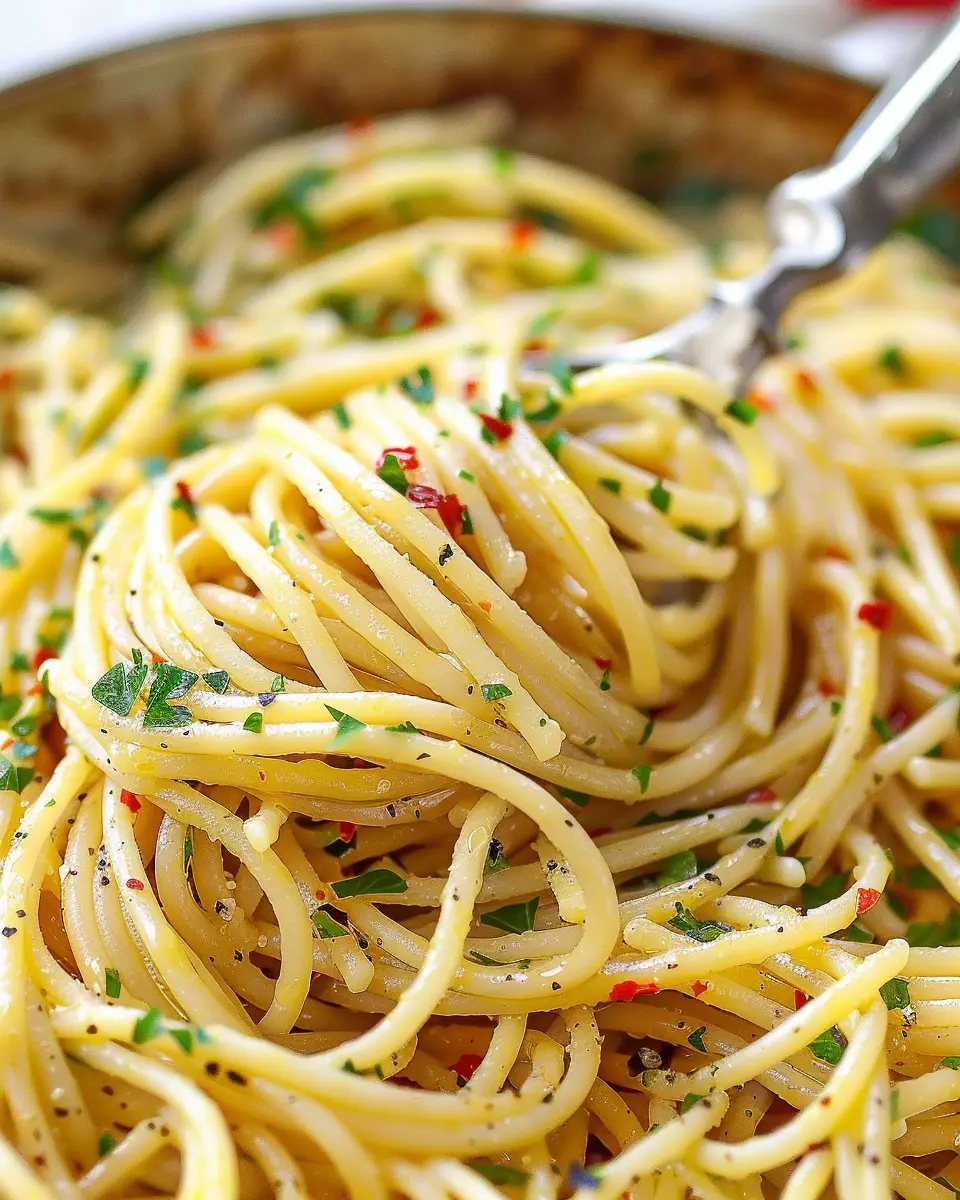 Spaghetti Aglio e Olio: Easy Garlic Olive Oil Pasta Made Perfect